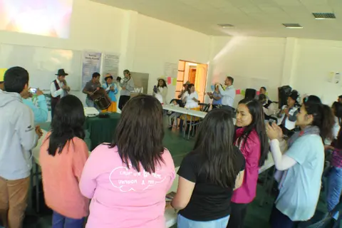 Cantando alabanzas en quechua - Qotsukikayan quechua idiomachu