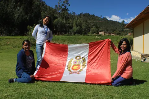 representando a Peru - Perunitsikpa banderanwan 