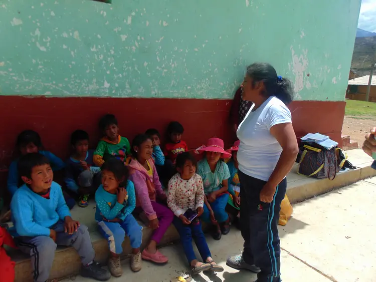 Susana enseñando Niños - Susana Yachecatsin wambrakunta