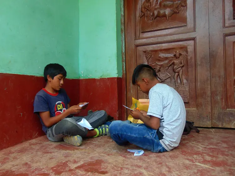 Niños Leyendo - wambrakuna leyikiqanyan