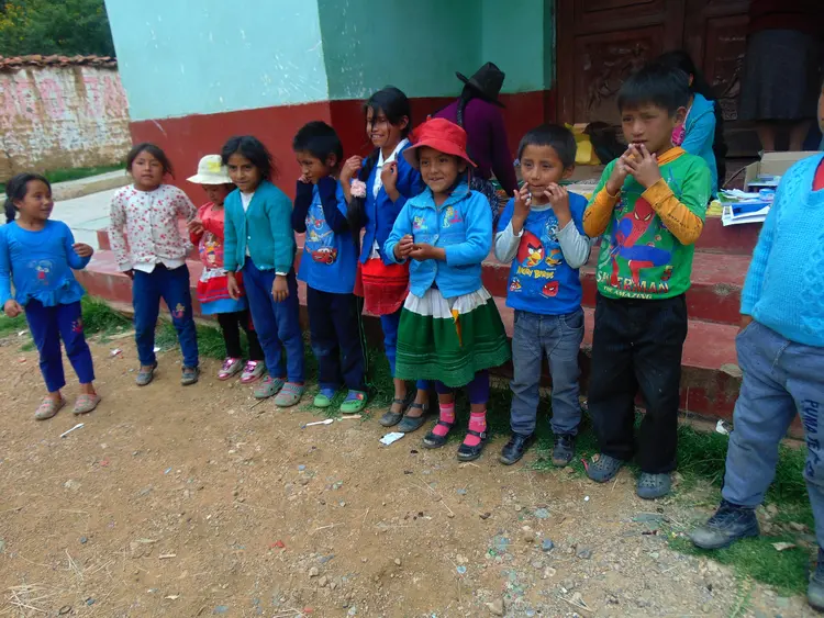 los niños cantando - Wambrakuna qotsukikayan