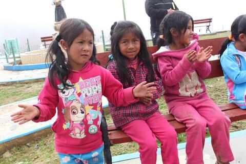 Niñas ya reuniendose para aprender - wabrakuna 