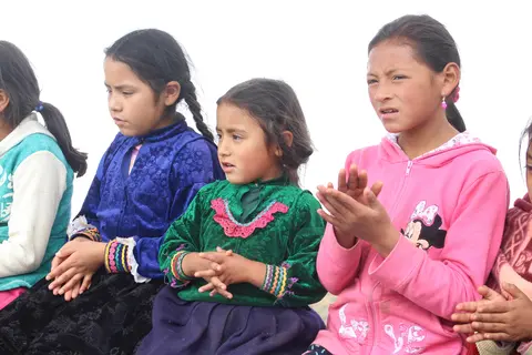  Niñas cantando - Warmi wambrakuna qotsukicayan