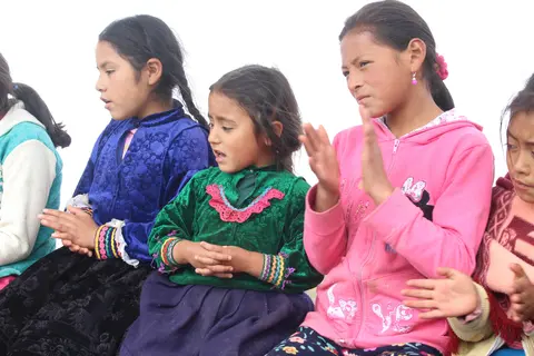  Niñas cantando - Warmi wambrakuna qotsukicayan