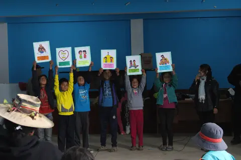 Niños entregando su lección - wambrakuna yachacuyashga