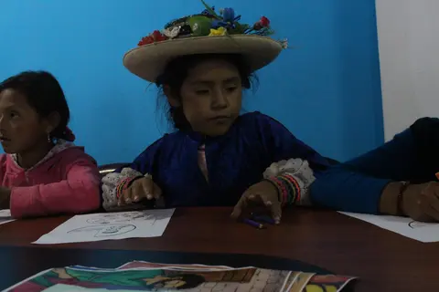 Niña de Llakllin haciendo su tarea - llakllin wanbra  tareanta rurecan