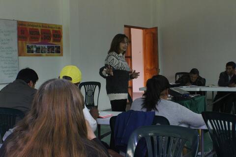 Enseñando en el curso de SIBI - Yachatsikuy SIBI cursuchu