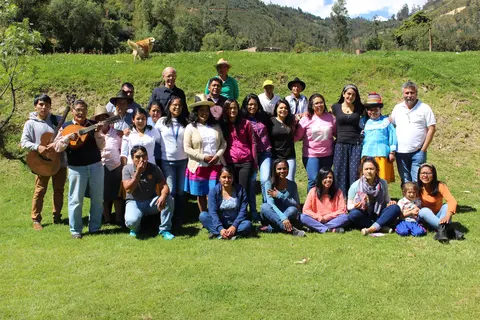Foto de todos los estudiantes de SIBI - Estudiantikuna fotuta tomakikayan