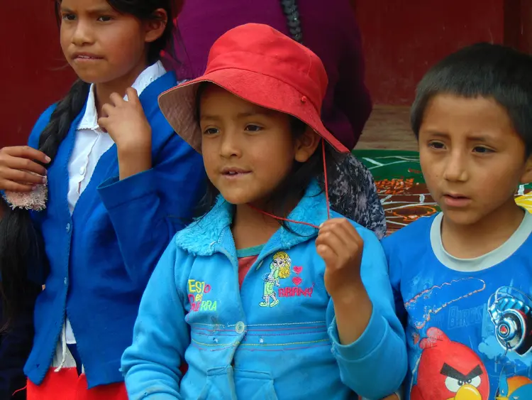 los niños cantando - Wambrakuna qotsukikayan