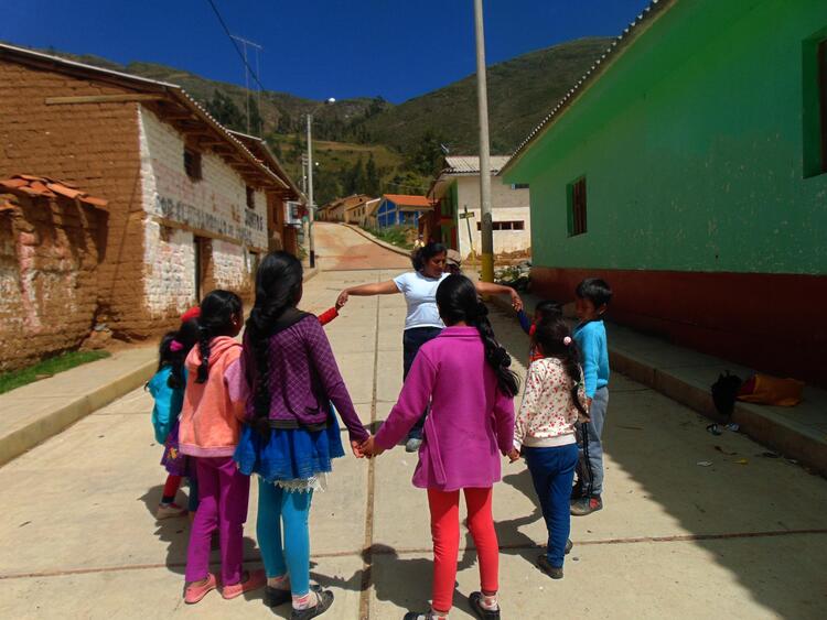 Niñas jugando - Wambrakuna puqllekayan